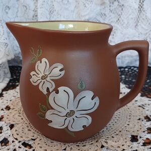 VINTAGE PIGEON FORGE POTTERY DOGWOOD PITCHER BROWN W/YELLOW INSIDE HOLDS 4 CUPS